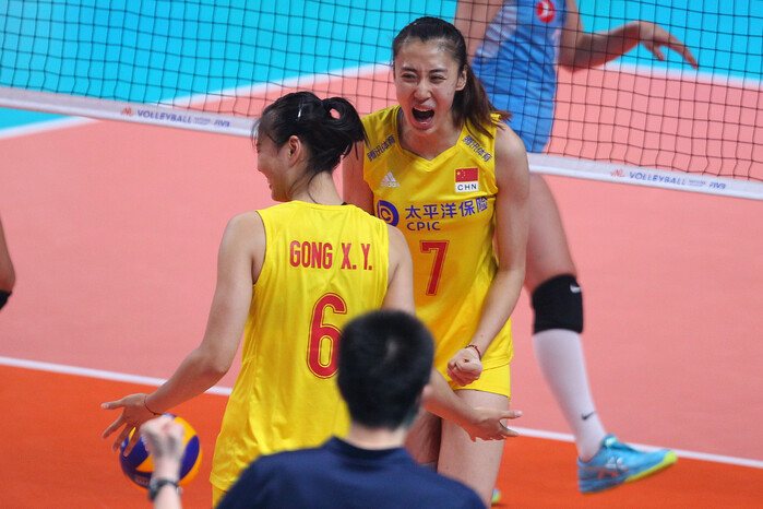 YuanyuanWangandXiangyuGongCHNshowtheirjoy.jpg