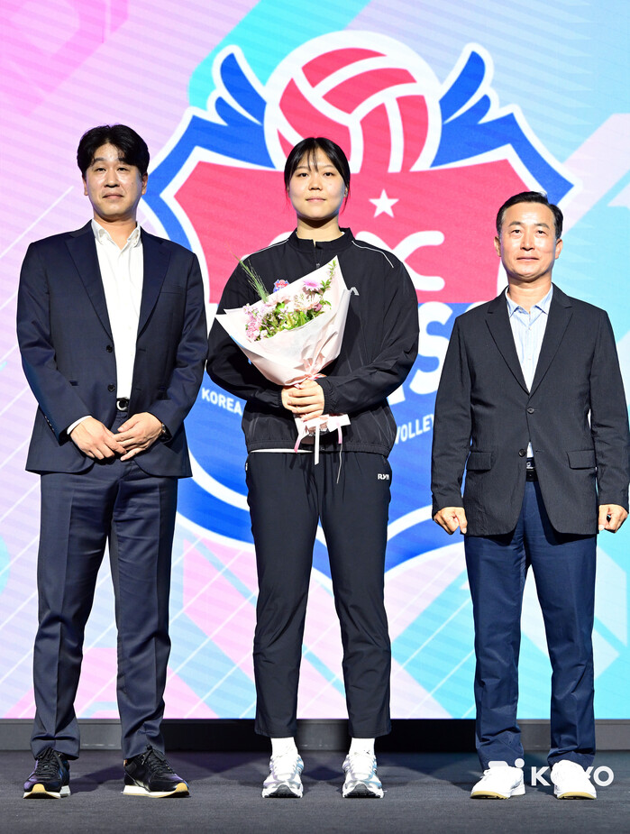 ‘드래프트 최대어’ 이지윤 안은 한국...