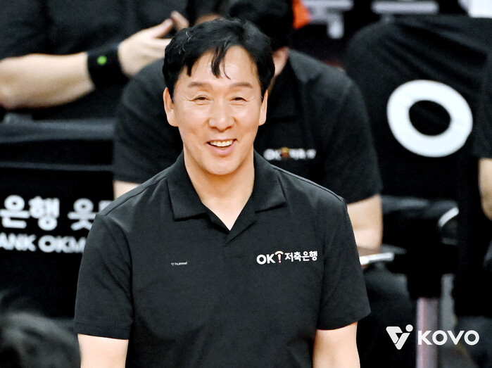 [넘버스] 300승 달성 신영철 OK저축은행 감독 "홈 팬 앞 승리가 더 의미"