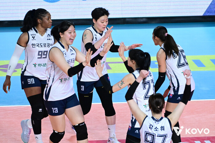 한국도로공사 역전패 위기 넘기고 1위...