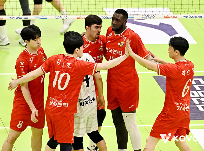 한국전력, 대한항공 상대 시즌 첫승 ...